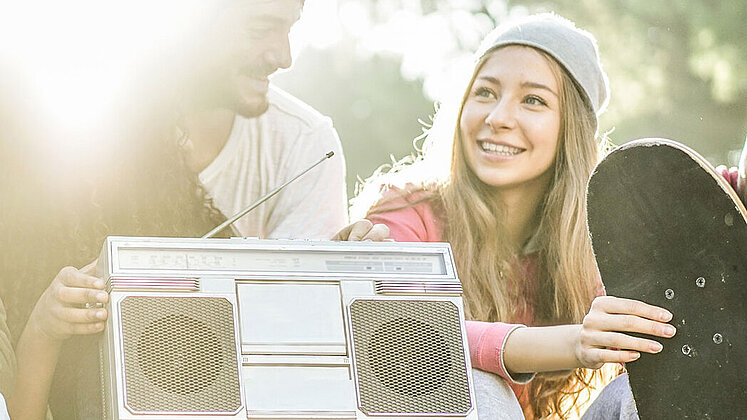 Junge Menschen mit Radio