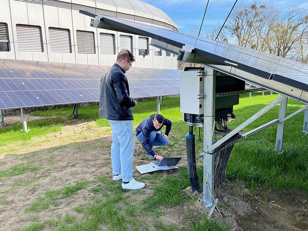 Techniker mit Photovoltaik-Panel