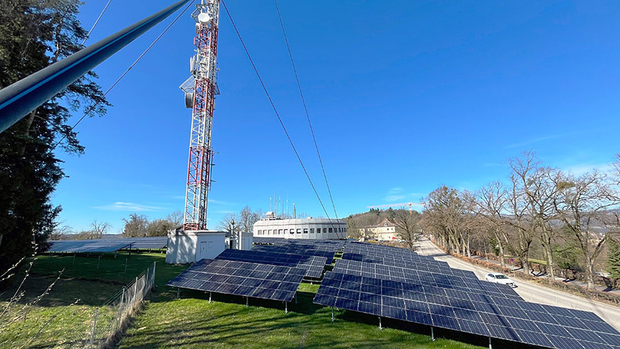 Sendemast mit Photovoltaik-Panelen