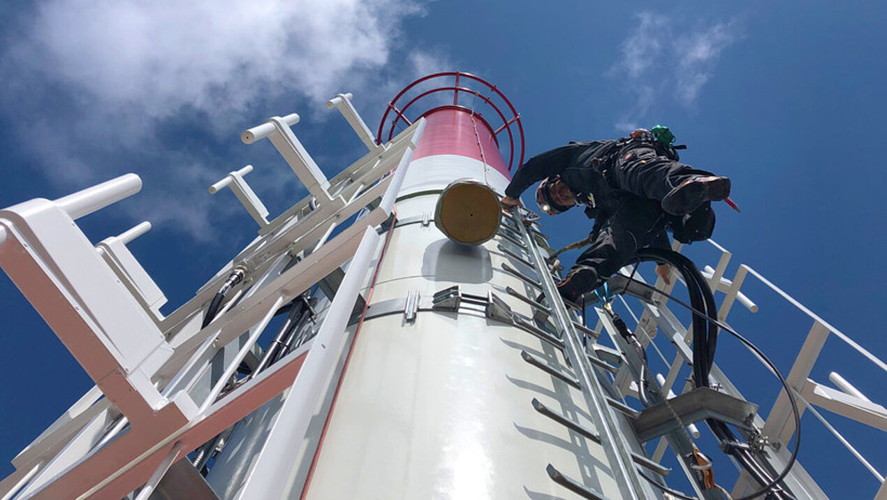 Techniker klettert auf Sendemast