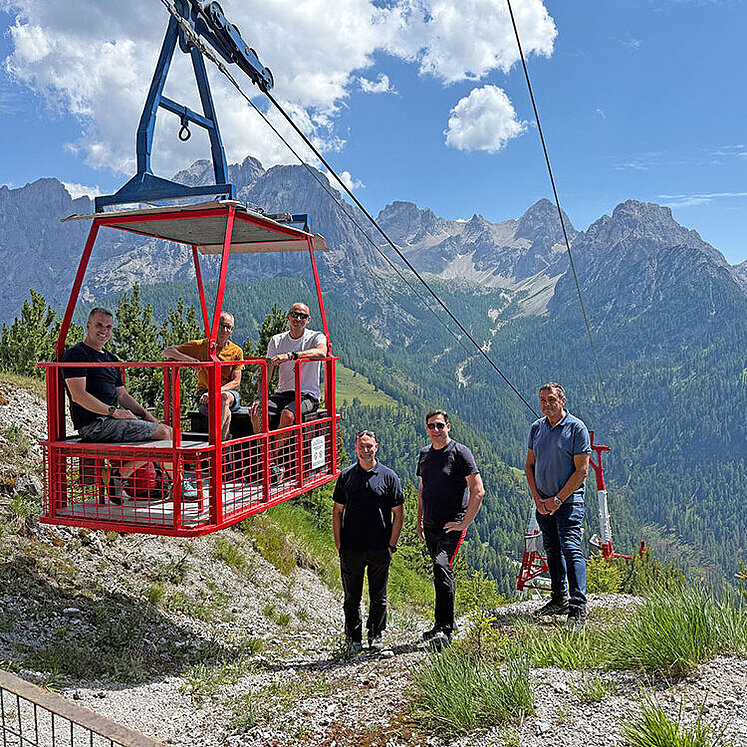 TV und Radio für 65.000 Menschen in Tirol und Kärnten garantiert – Umfassende Modernisierung der Senderseilbahn am Rauchkofel bei Lienz Seilbahn und Gondel mit Techniker
