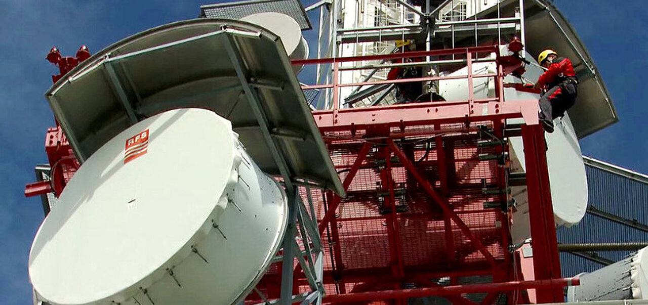 ORS investiert in UKW-Versorgung in Salzburg Sendemast mit Antennen