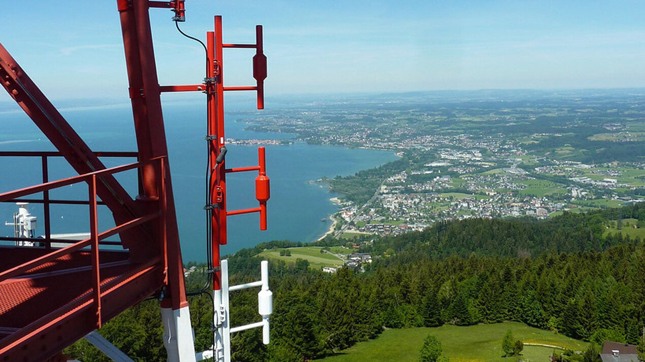 Sendemast mit Blick auf Bodensee