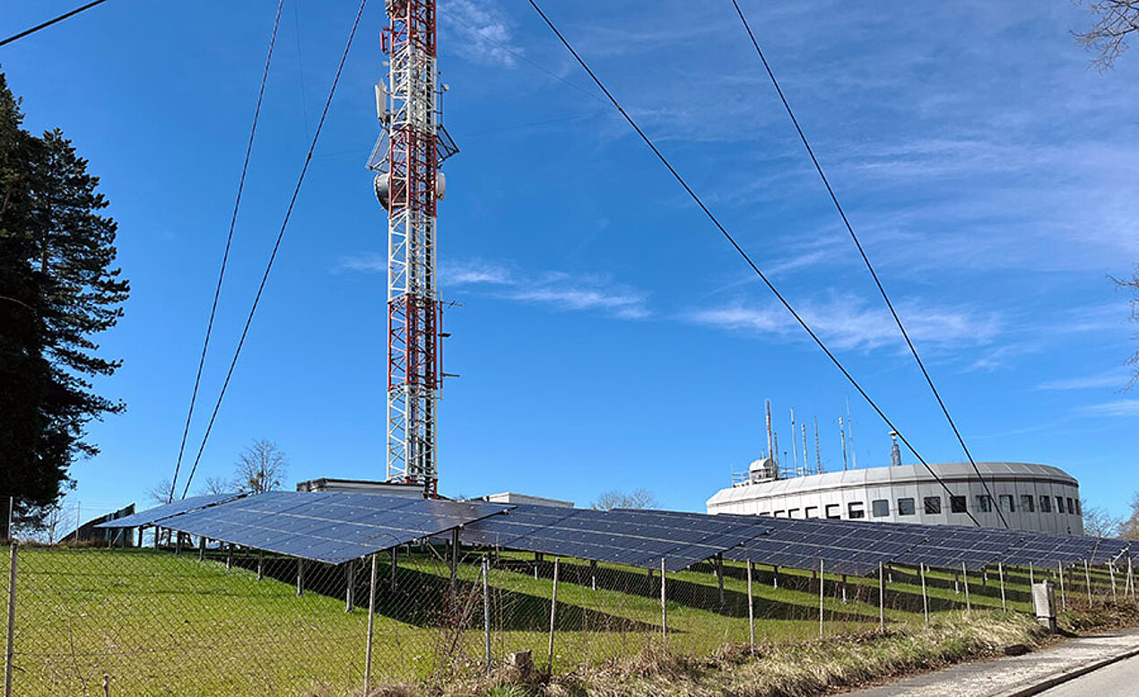 Sendemast mit Photovoltaik-Panele