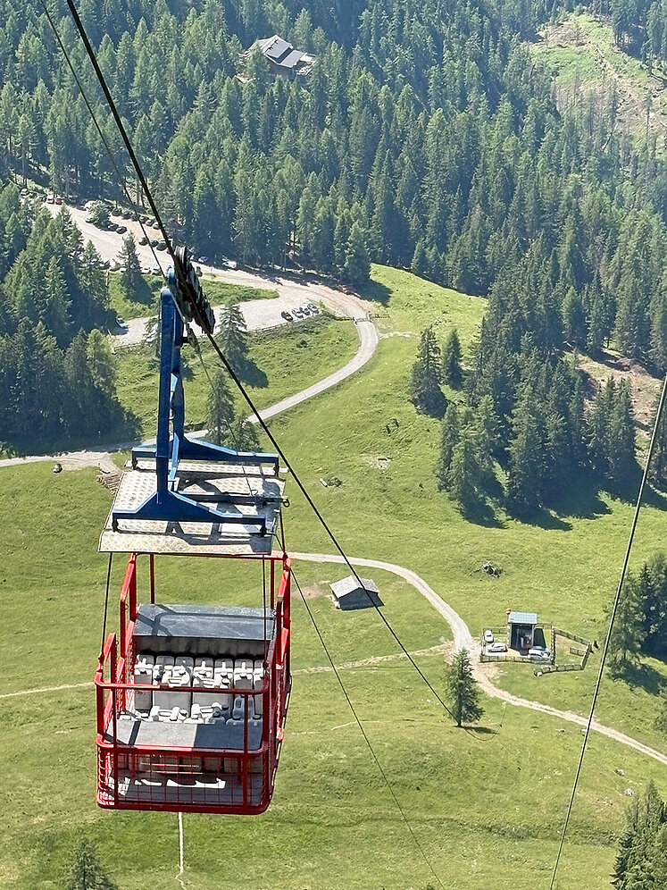 TV und Radio für 65.000 Menschen in Tirol und Kärnten garantiert – Umfassende Modernisierung der Senderseilbahn am Rauchkofel bei Lienz Seilbahn mit Gondel