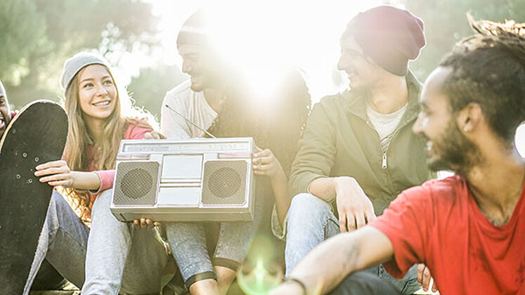 Junge Gruppe von Menschen mit altem Radio