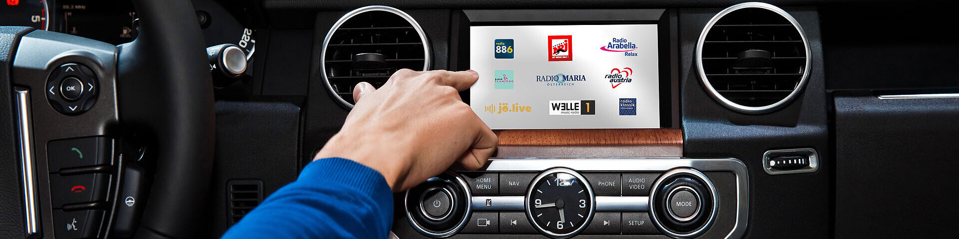 Hand wählt Radiosender auf Autoradio
