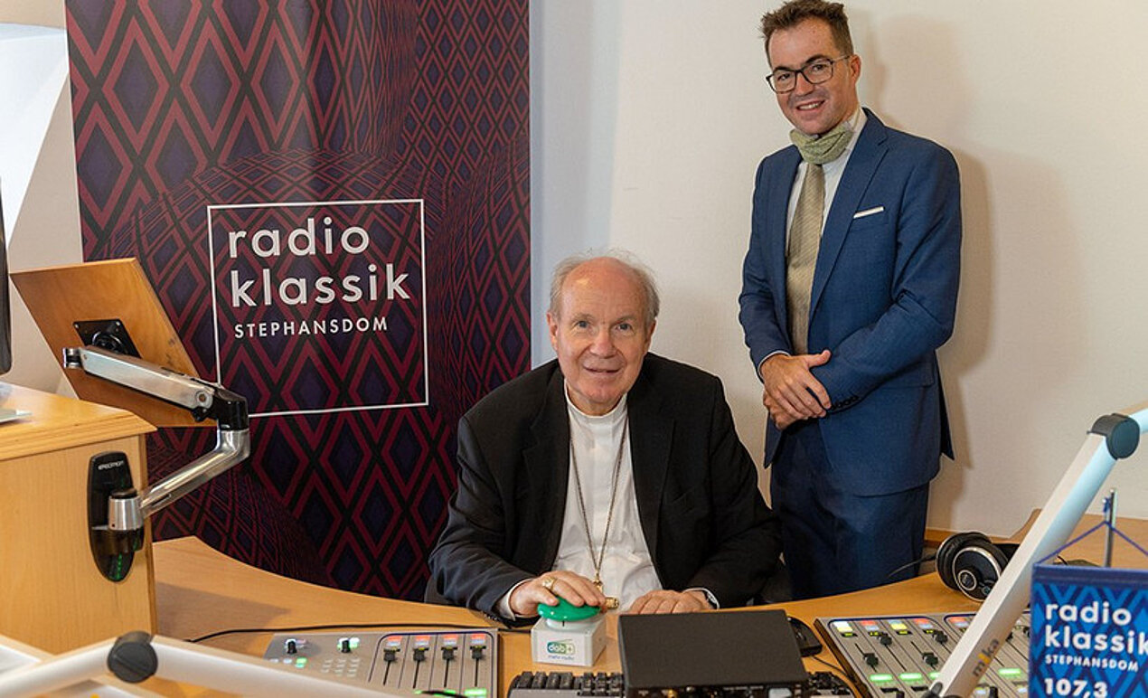 Kardinal Christoph Schönborn im Radiostudio