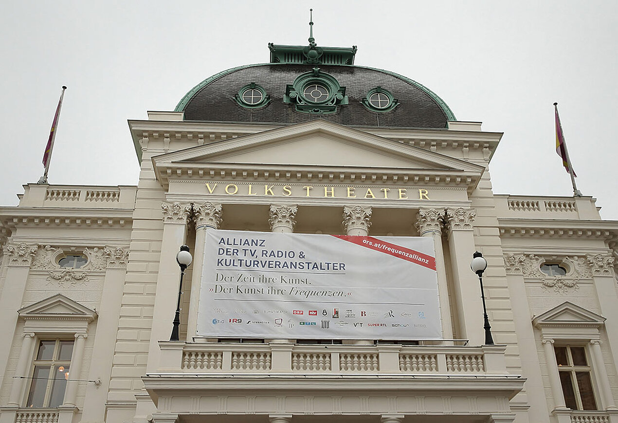 Fassade Volkstheater Wien mit Plakat